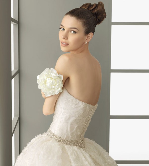 Свадебное платье цвета айвори с полуоткрытой спиной