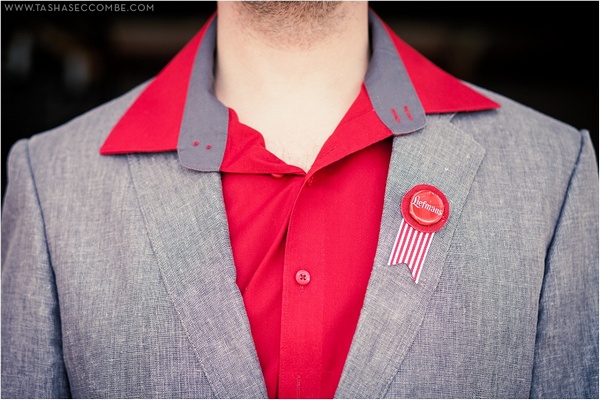 Серый пиджак и яркая красная рубашка и бутоньерка в тон