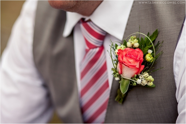 Наряд жениха с жилеткой и гастук в полоску