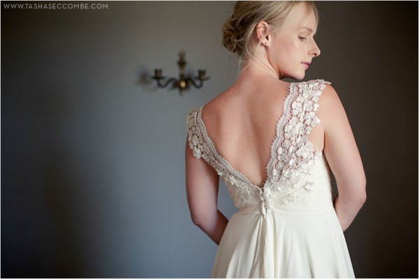 Платье невесты с V-образным вырезом на спине