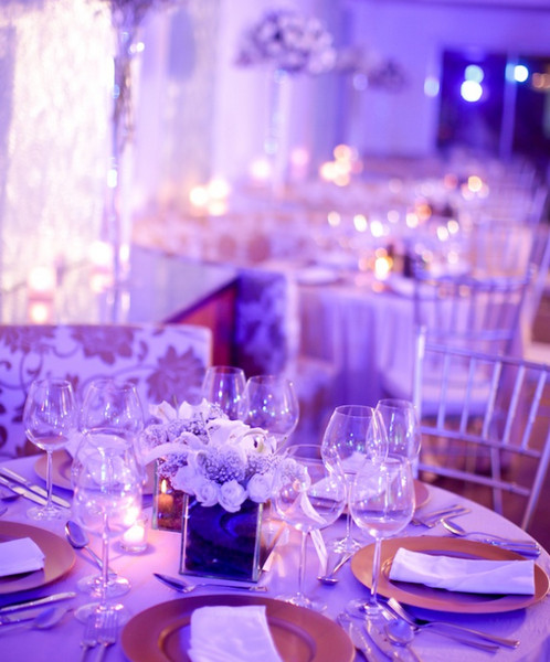 Интересное свадебное оформление в фиолетовом цвете