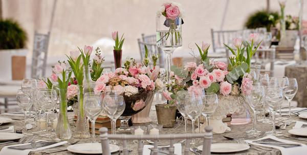 Украшение банкетного зала живыми цветами на свадьбе