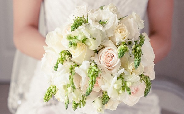 Элешантный классический свадебный букет из белых роз