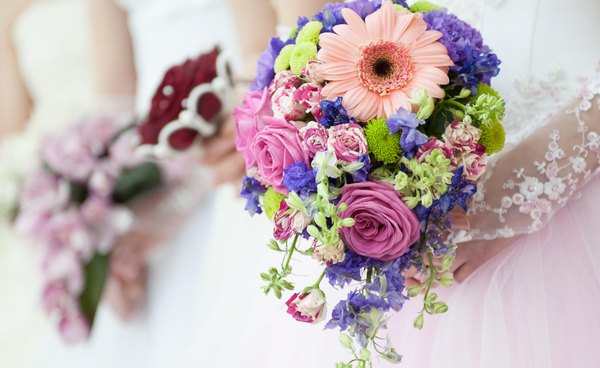 Романтичный свадебный букет с герберой и розами