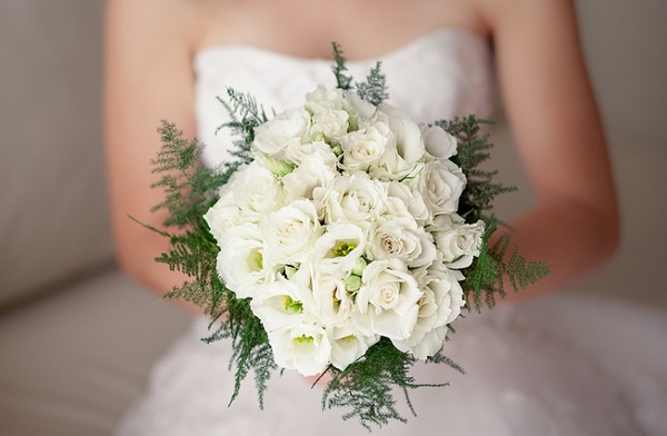 Букет невесты из белых роз - классика жанра