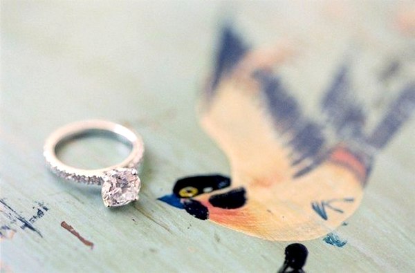 Кольцо с большим бриллиантом на свадьбу