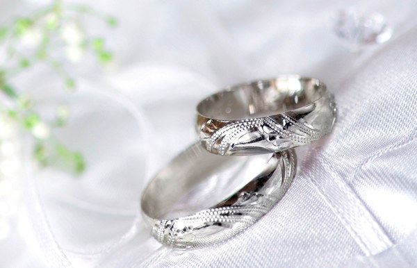 Обручальные кольца в белом золоте с оригинальным узором