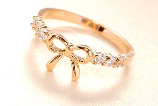 Оригинальное кольцо невесты с бантиком и бриллиантами